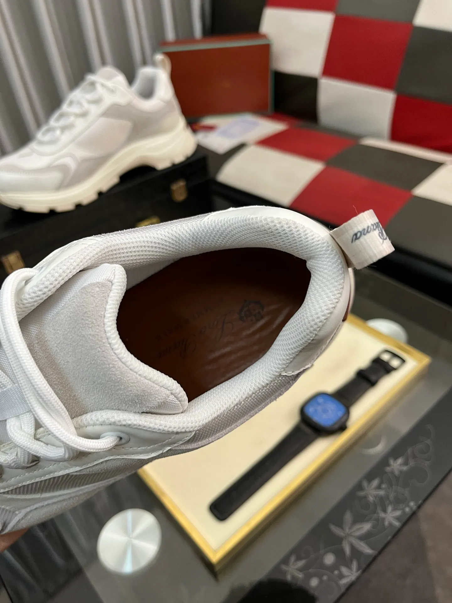 Men's shoes 💰520 ⌚️⌚️ Loro Piana's classic popular lp top version of Pili casual shoes. It turns out that these are the casual shoes that are said to be able to walk 20,000 steps without tiring your feet. This pair has both good looks and feel. You will be completely lost as soon as you step on it ~ The minimalist design is eye-catching and durable, and it is a bonus for dressing. The soft feeling on the feet has outstanding texture, and it is very nice without abrasion on the feet. The soft and waxy soles make it easy to wear for daily use for a long time. Who can resist a pair of versatile and good-looking loafers? Don't be too elegant at all, the feel and texture of the feet are good, the key is to make the legs look longer and not tire the feet, the main thing is that it is just right!        Material: Original cowhide Lining: Original sheepskin Outsole: Original sole Size: 38-44